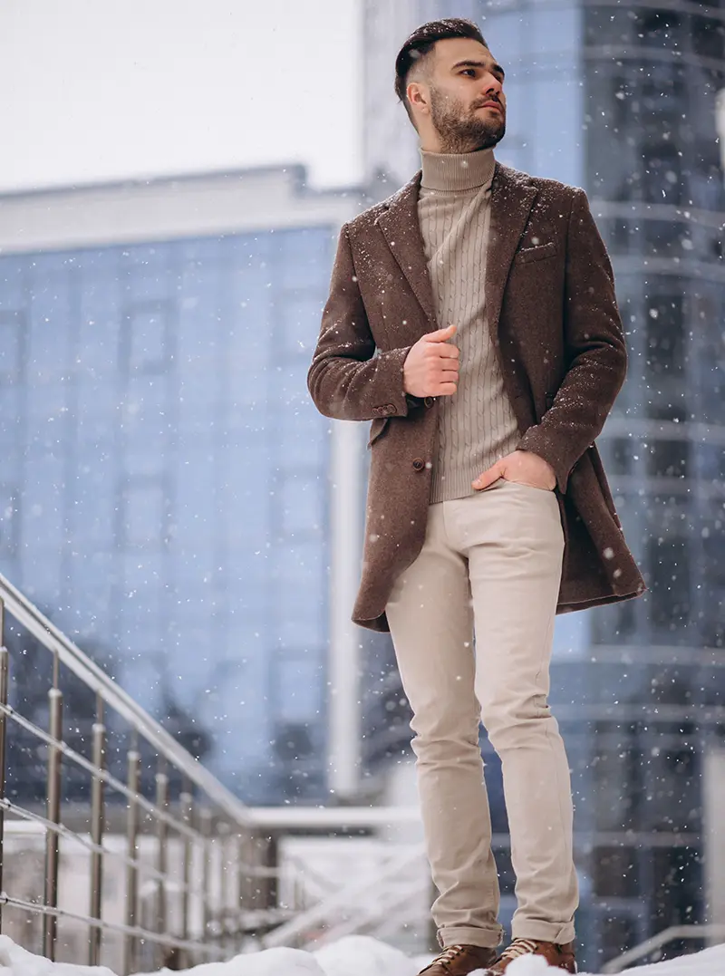 استایل زمستانی مردانه با پالتو قهوه ای و شلوار بژ